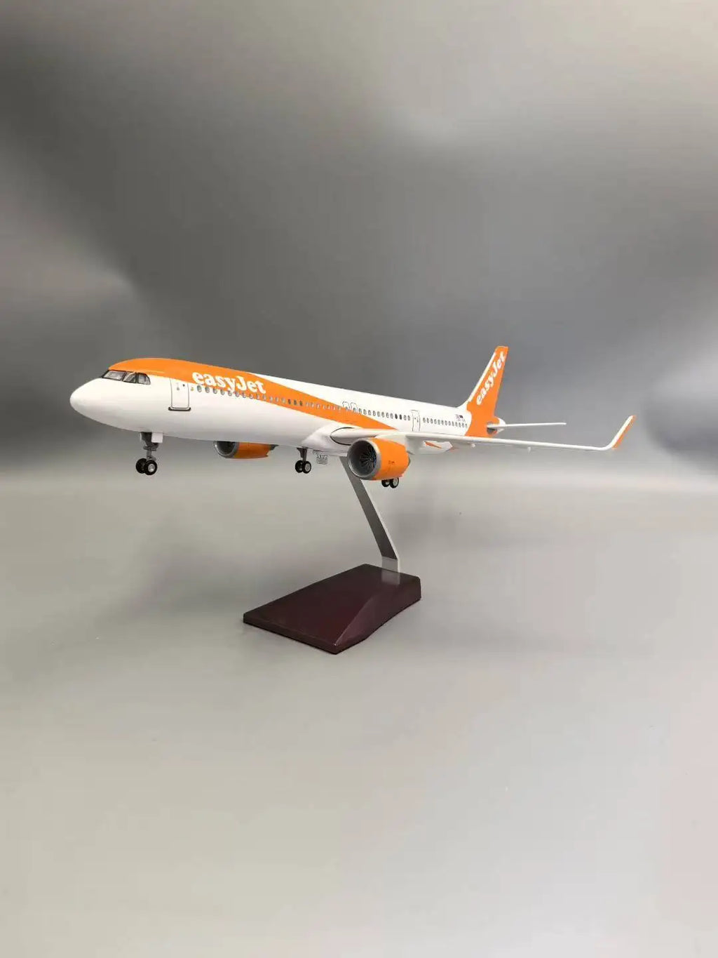 Aircraft model 321 EasyJet Airlines A321 miniature airplane Resin With Landing Gear Light Souvenir Plane Toy toys boys kids gift
