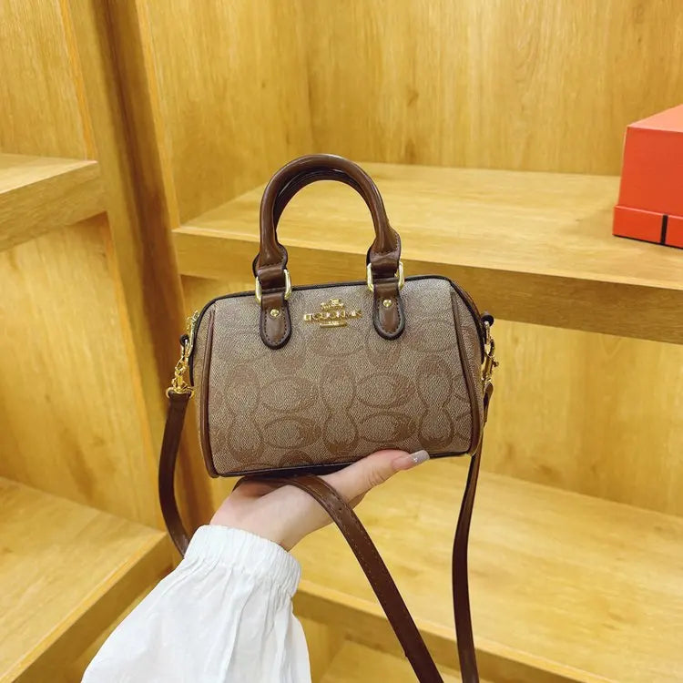 Vintage Luxury Crossbody Diaper Bag: Elegant Women's Handbag With Designer Letter Logo And Large Capacity For Messenger Tote