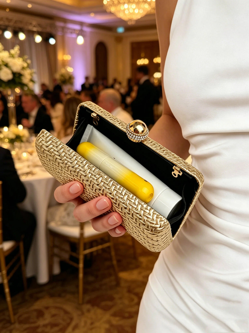 Luxury and stylish women's evening bag sparkling diamond solid color shoulder bag suitable for business banquets and weddings
