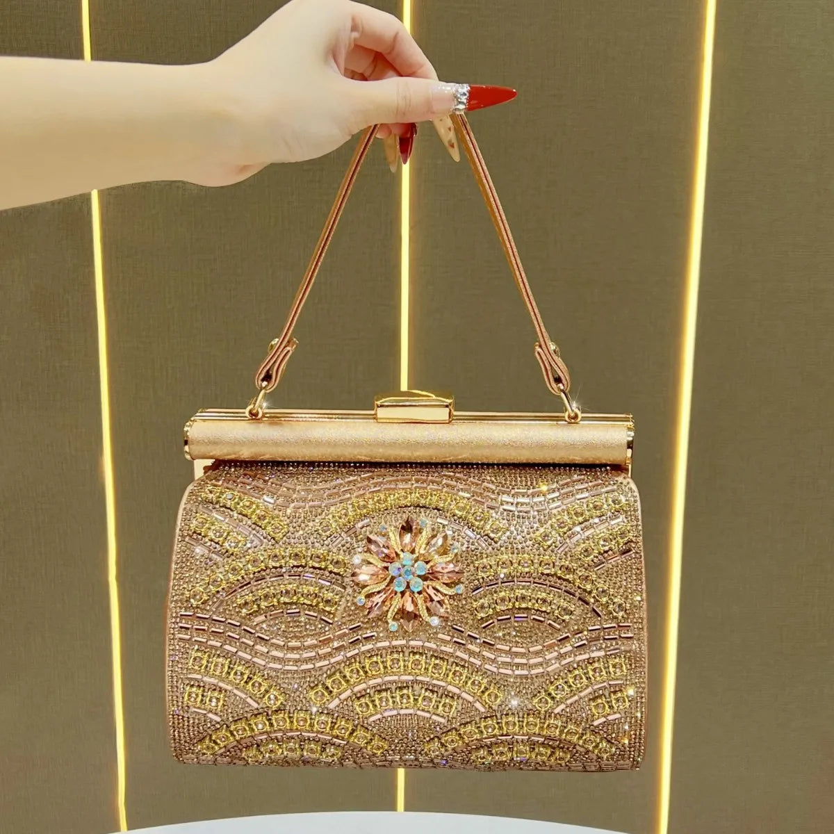 New light luxury dinner bag, shiny diamond-encrusted handbag, shoulder messenger bag, high-end celebrity evening bag.