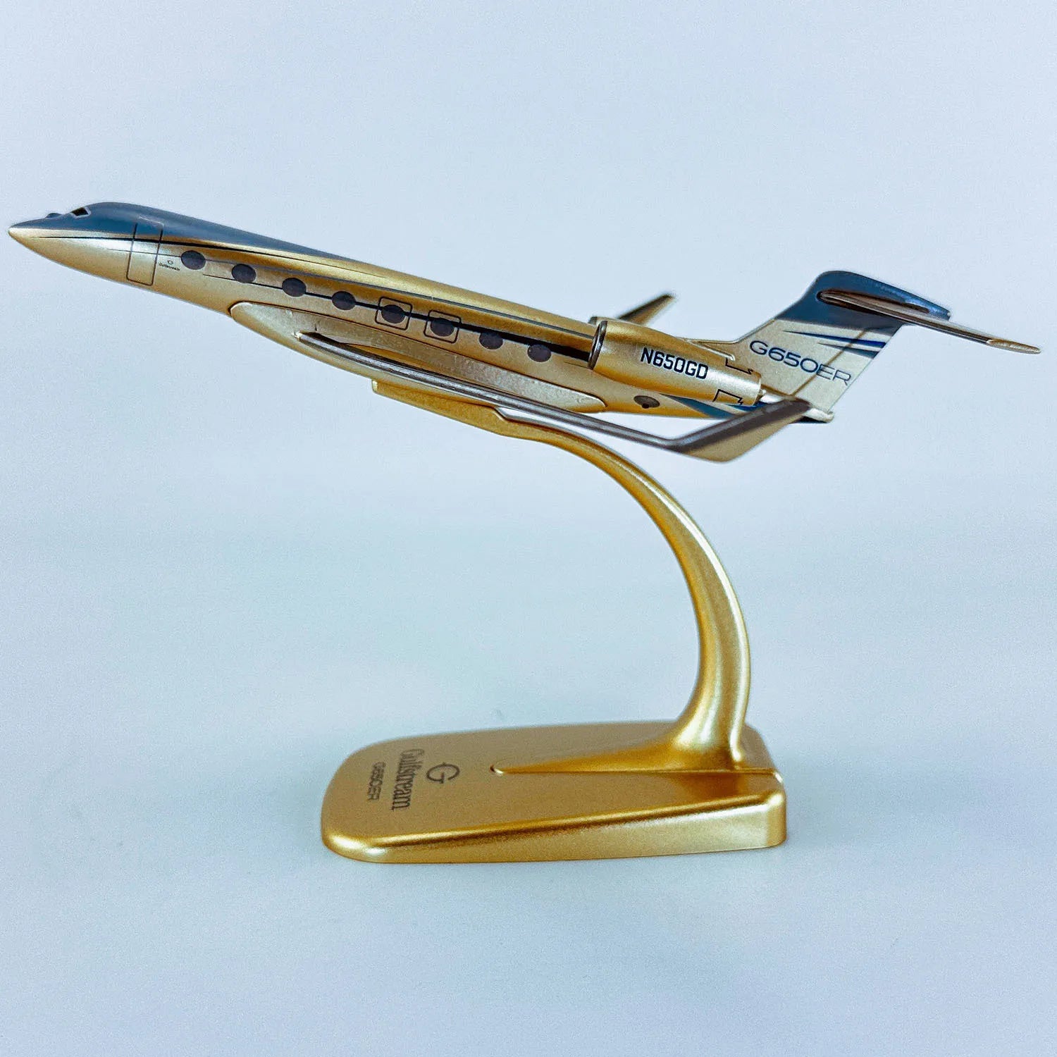 16cm 1/200 Scale Business Jet Gulfstream G650 Diecast Metal Airplane Model Toy Kits with Stand for Collections Displays or Gift