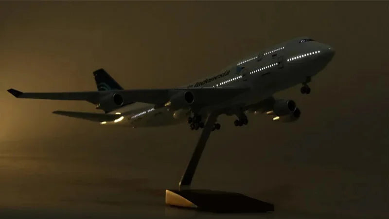 47CM Airplane model Garuda Indonesia Airline  B747 plane model With Wheel LED Light Die-casting Collection Toy planes