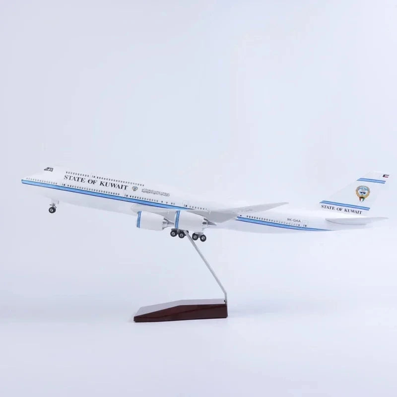 1/150 Scale Aircraft Model Kuwait Airways B747-8 Resin Airplane with Landing Gear Wheels Light(Touch or Sound Control)