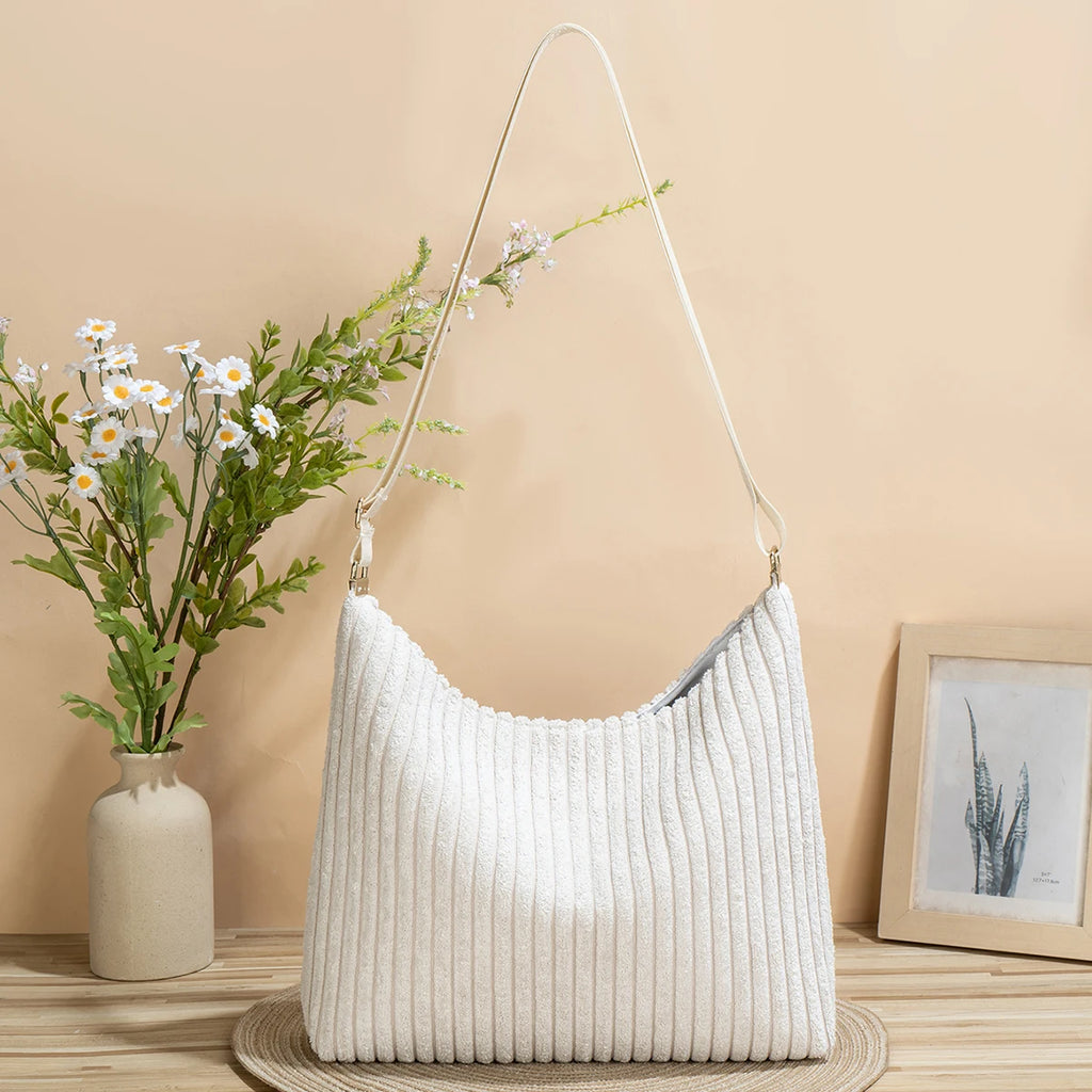 Sweet and fashionable straw-woven lock-fast messenger bag for women, new summer style, trendy and versatile chain