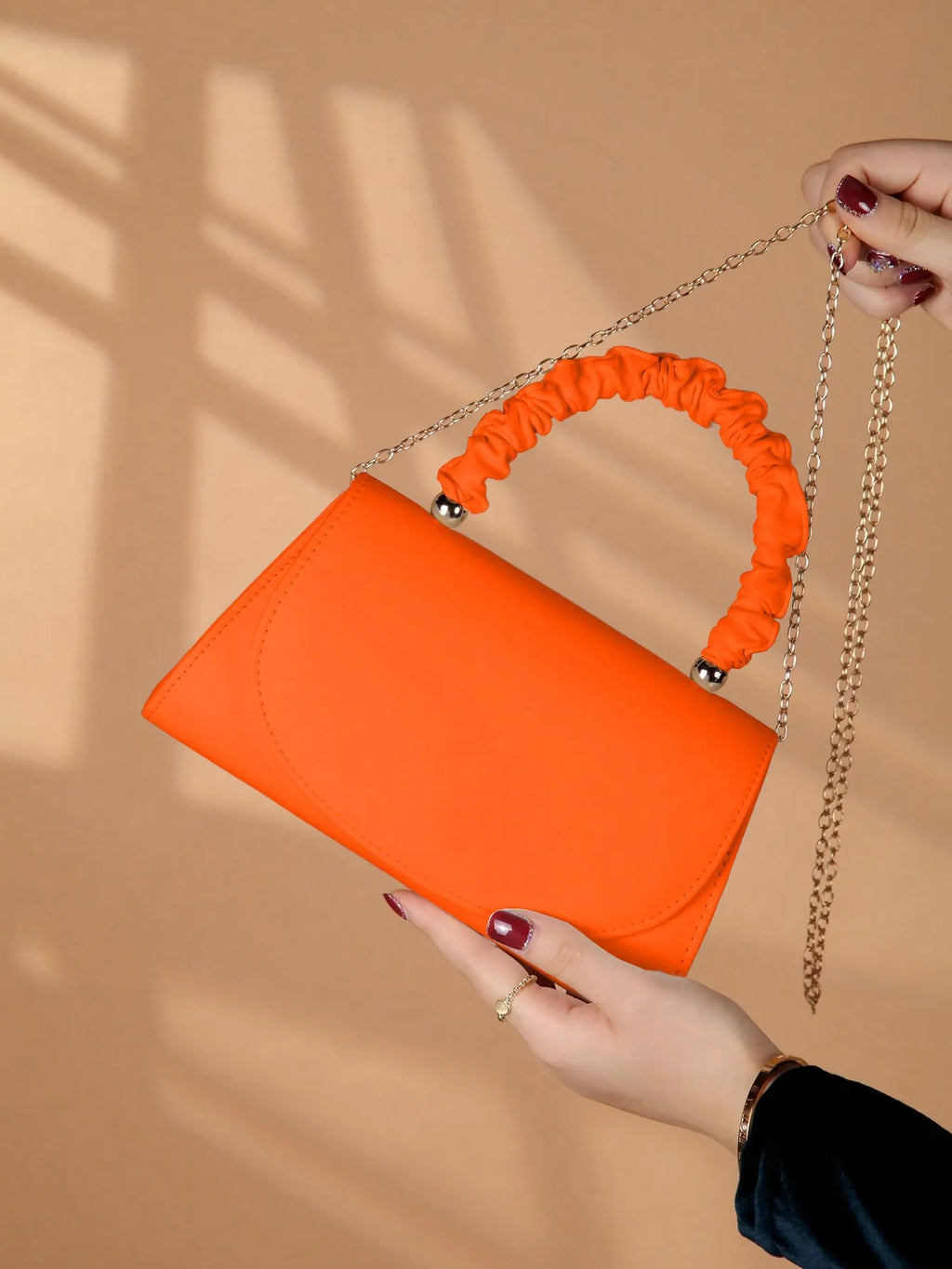 Elegant light luxury solid color women's handbag, fashionable and romantic banquet clutch, suitable for women's daily use.