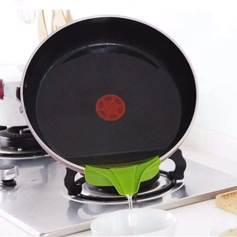 Spout Funnel for Pots Pans and Bowls and Jars Kitchen Gadget Tools Creative Silicone Liquid Funnel Anti-spill Slip On Pour Soup