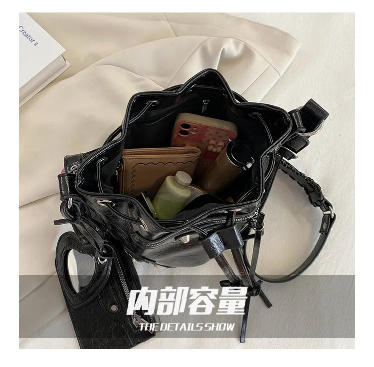 2025 Crossbody bag female new heavy industry locomotive wind rivet tide pump with bucket bag fashionable shoulder bag