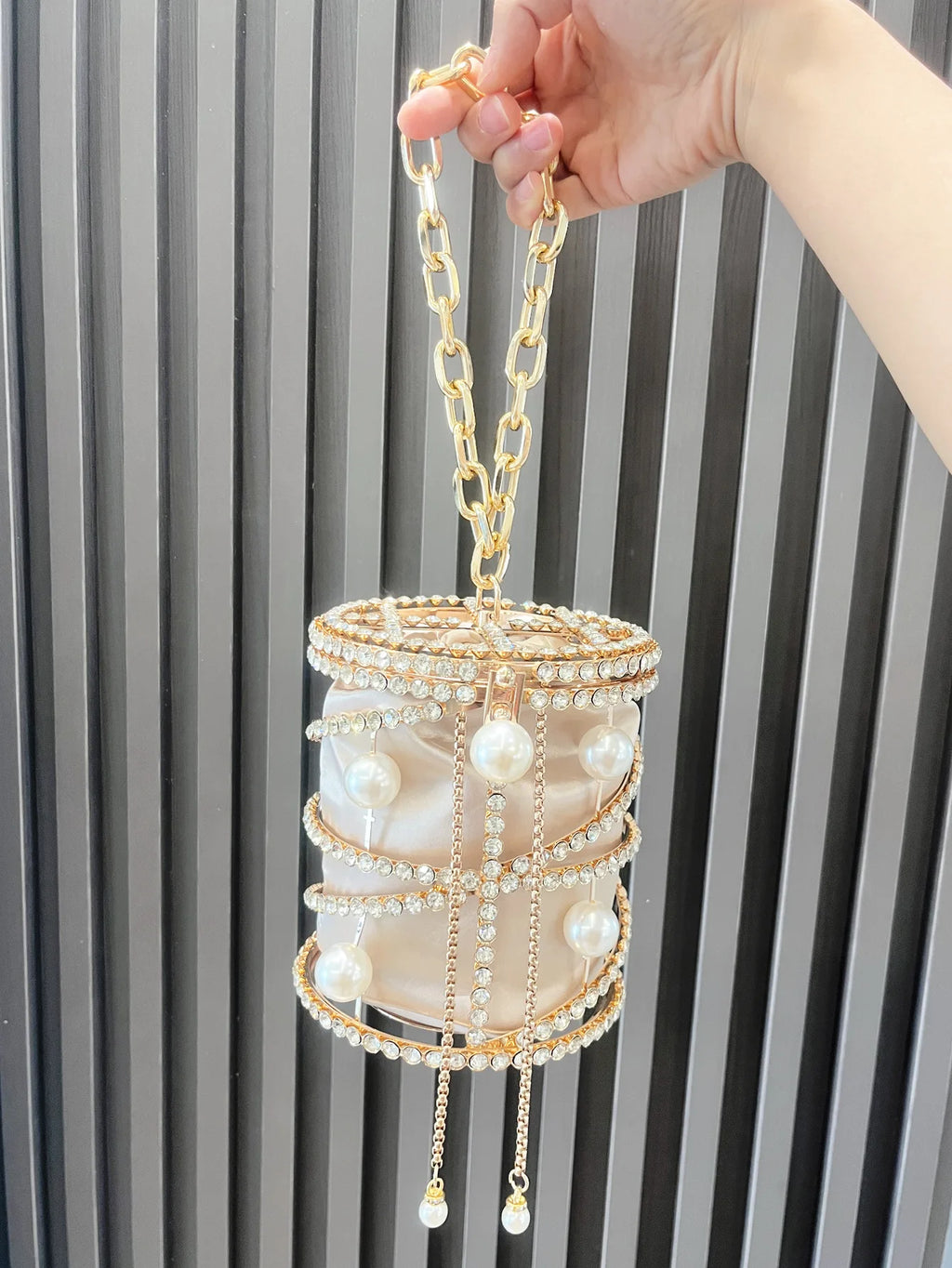 2025 New Women's Metal Bucket Bag Diamond Embedded Handbag Drawstring Chain Pig Cage Bird Cage Handheld Bag Alloy Material