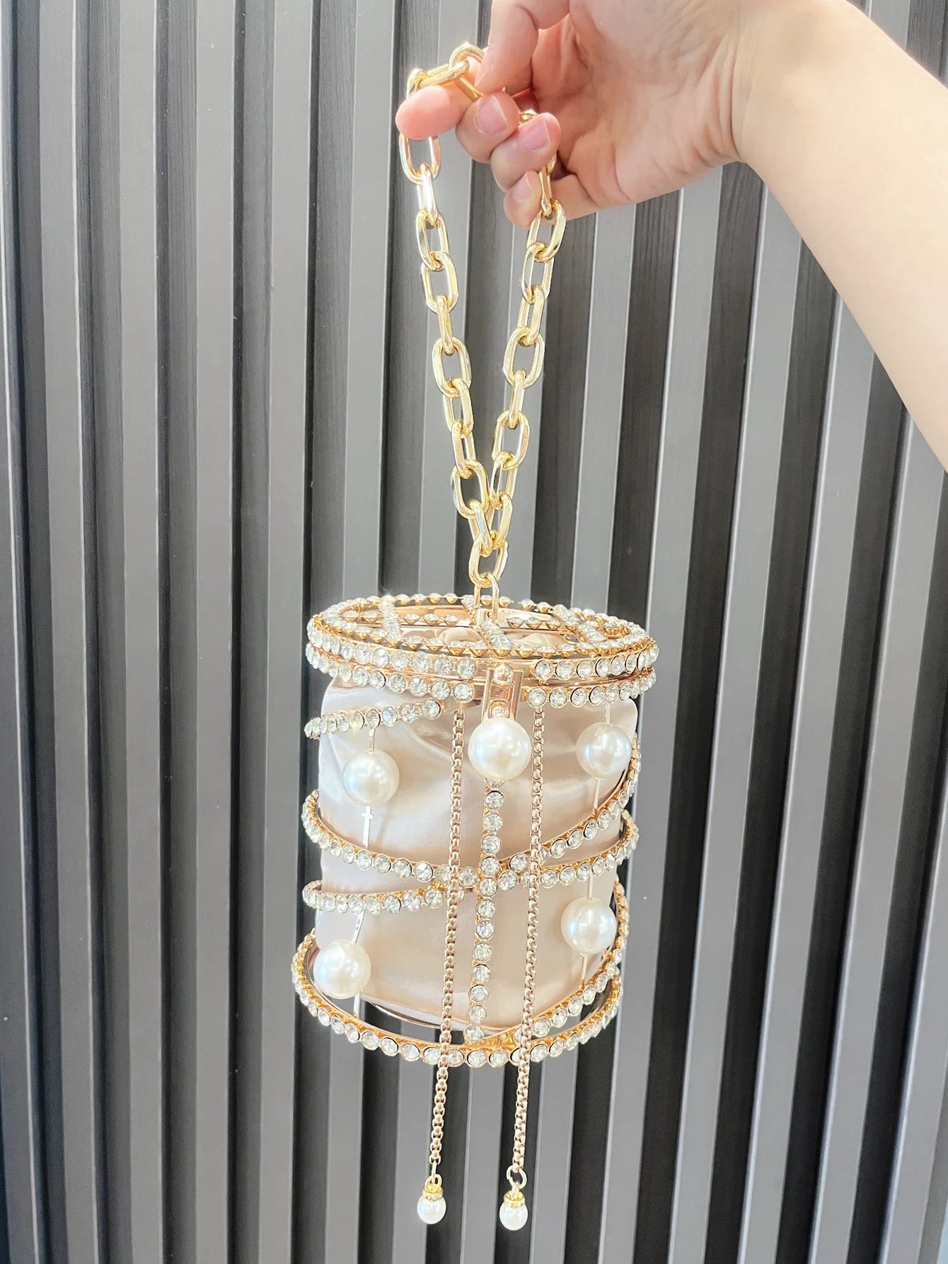 2025 New Women's Metal Bucket Bag Diamond Embedded Handbag Drawstring Chain Pig Cage Bird Cage Handheld Bag Alloy Material