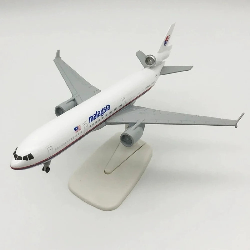 20cm airplane kids toys Scale 1/400 Air Malaysia MD11 Alloy Model Plane Kit Static Diecast Aircraft With Display Stand Aviation