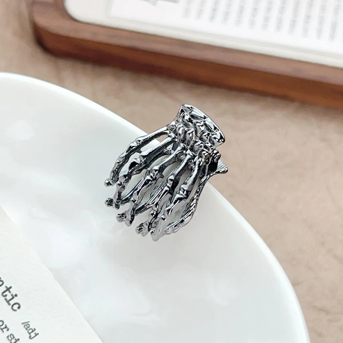 4pcs Gothic Skull Hand Hair Clips - Trendy Skull Claw Clips, Perfect for Halloween Decoration