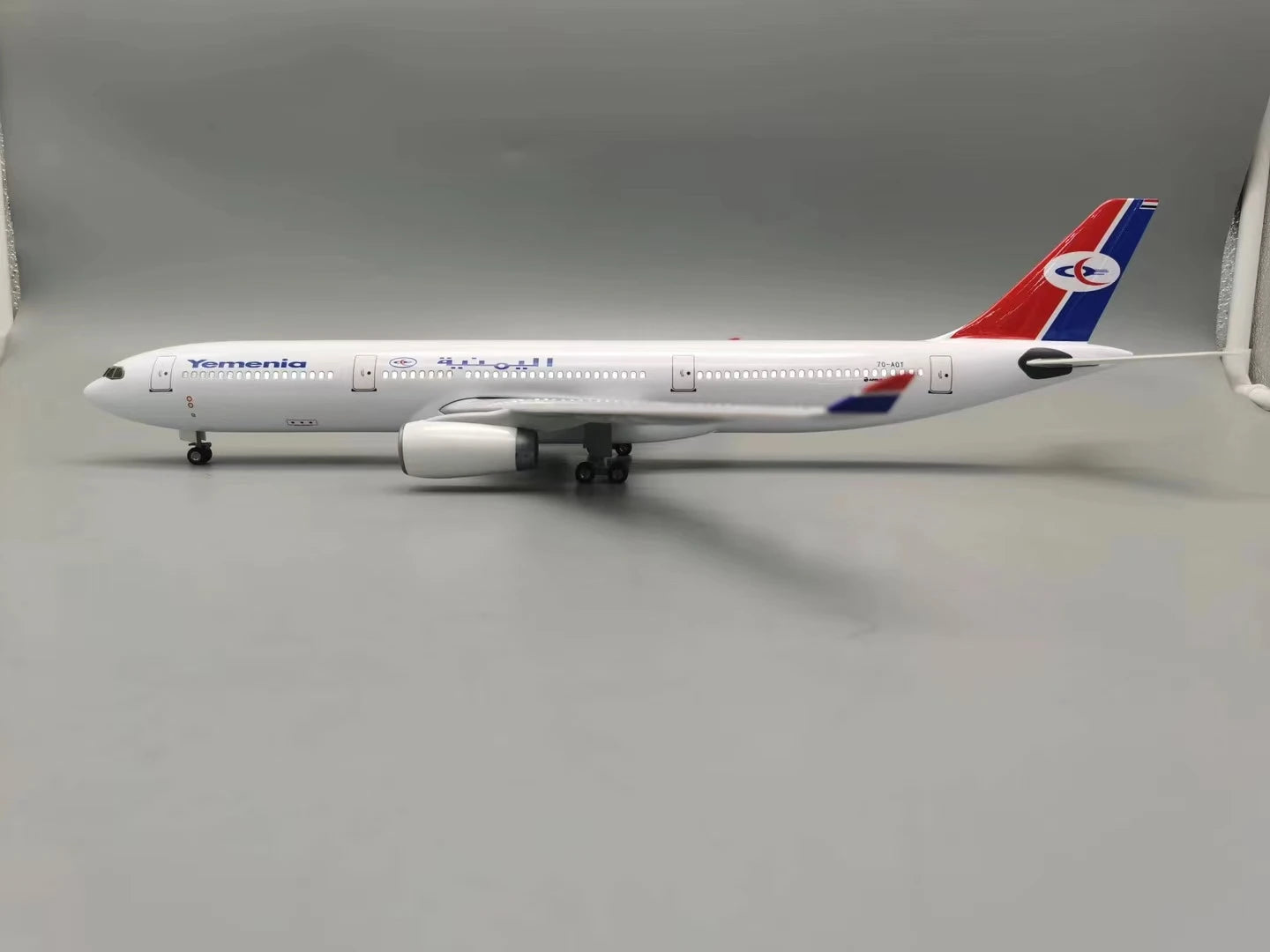 Airplane Diecast Resin 1:135 Scale Model Plane A330 Yemen International Airways Collectible Miniatures Airplane Wheel Toy Gift