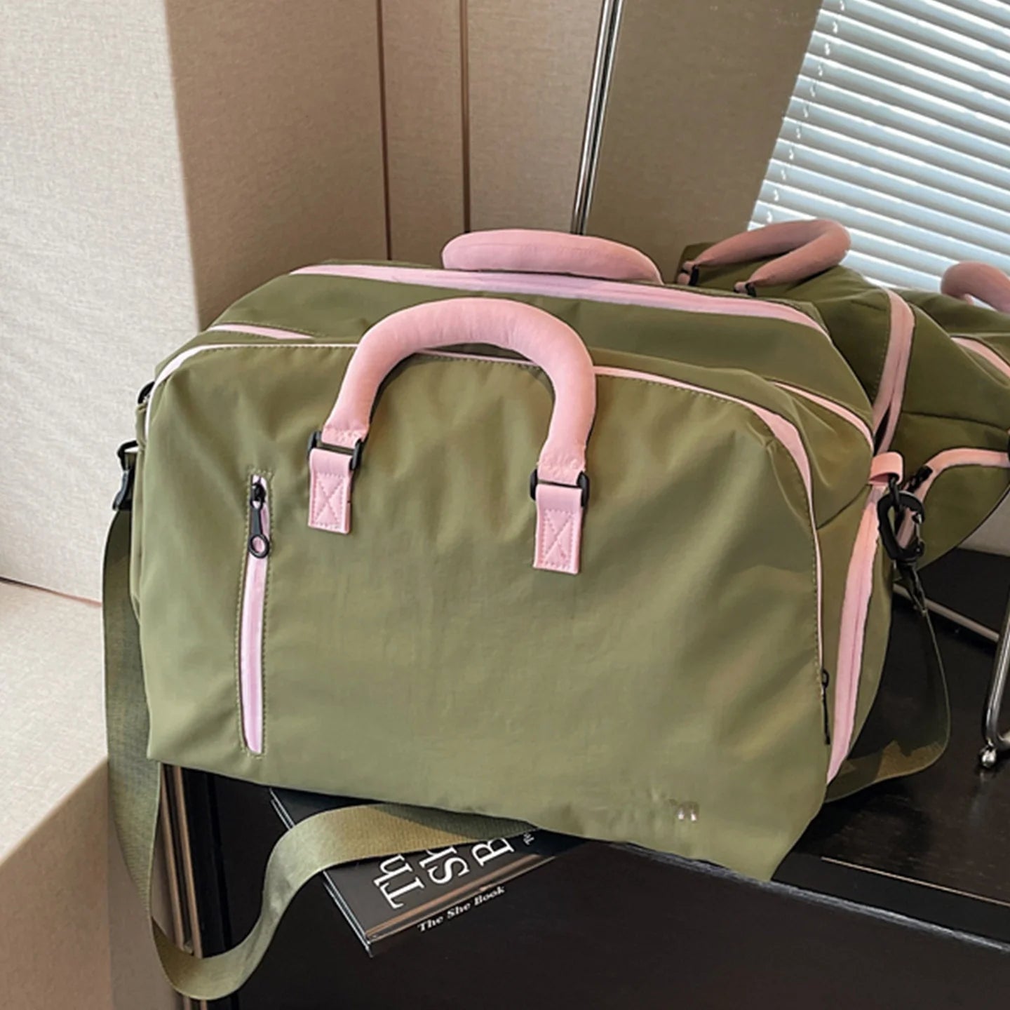High Aesthetic Pure Color Large Capacity Lightweight Travel Bag Handheld Diagonal Sports Fitness Bag for Business Trips