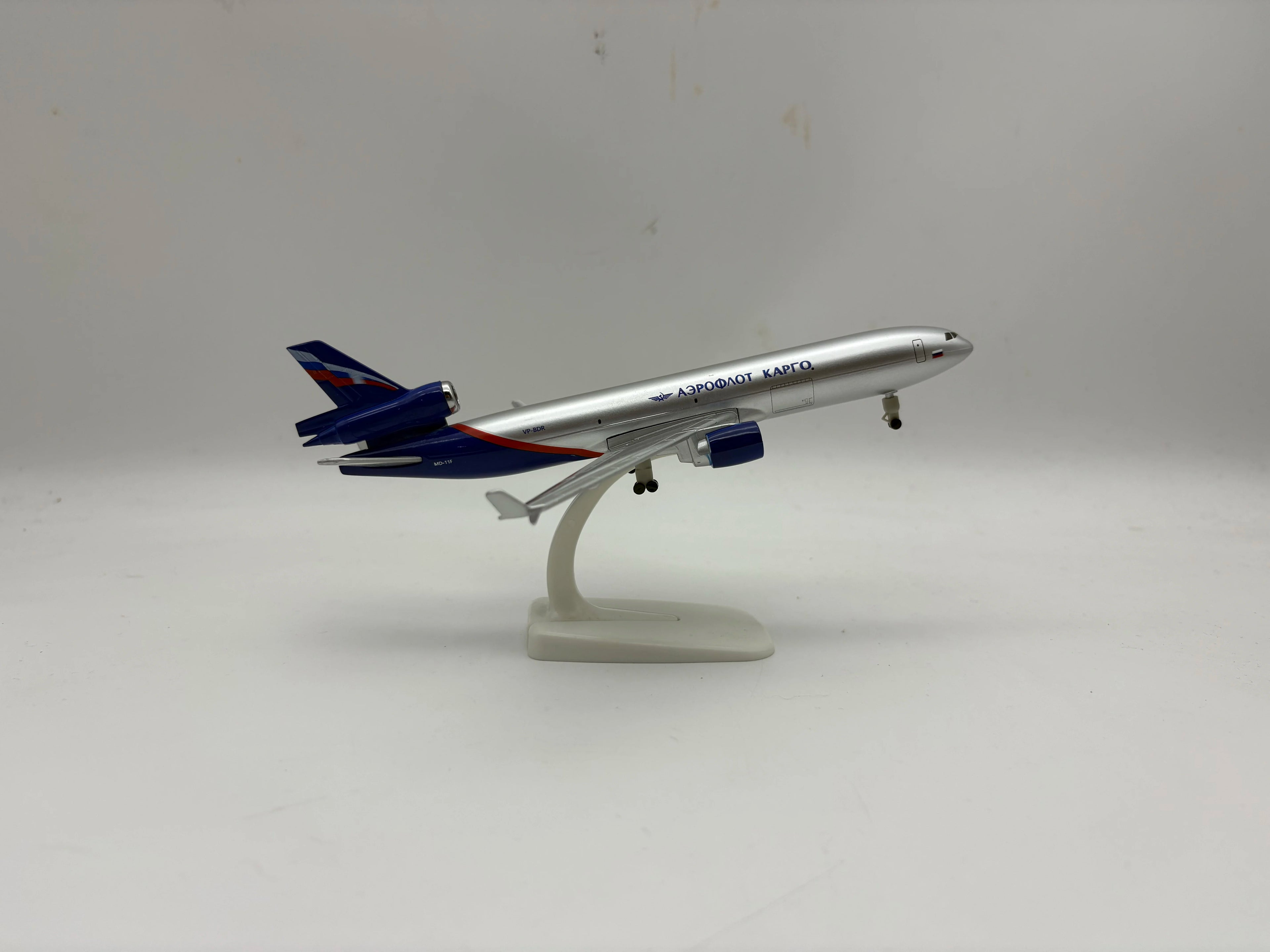 Scale Aircraft 20CM Russia Air MD-11 Airplane Model Diecast Metal Airplane Model Kit With Stand For Display Collection Gift