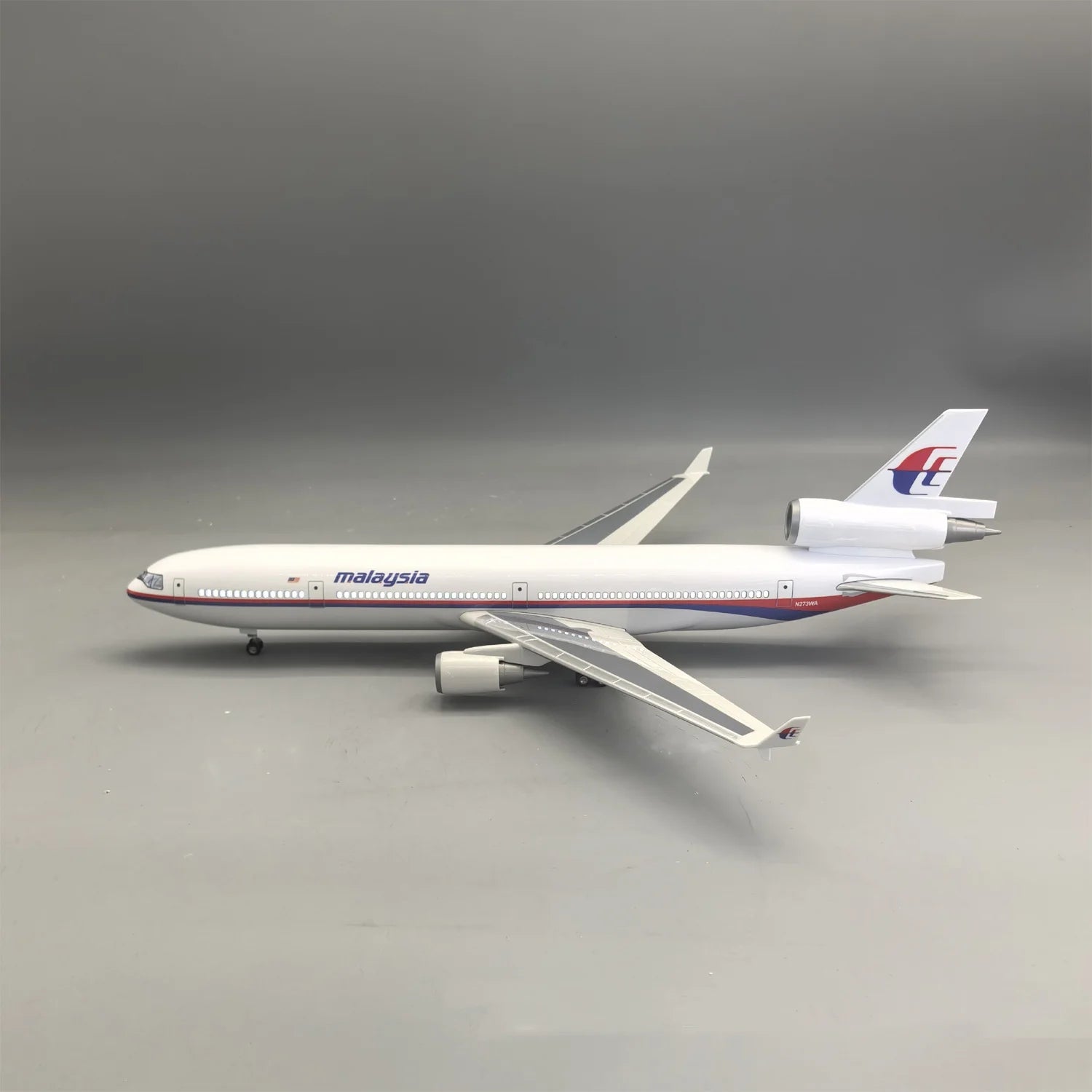47cm Aircraft Model Malaysia Airways MD-11 1/130 Scale with Lights & Stand Resin Diecast Airplane Planes Souvenir Hobby Collect