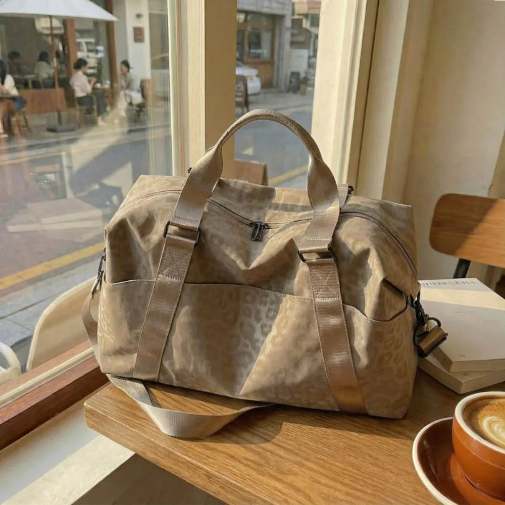 Large Capacity Leopard Print Travel Duffle Bag Lightweight Waterproof Handbag Portable Gym Bag for Short Trip Swimming