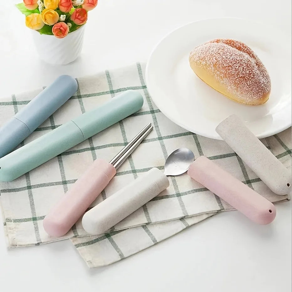 A simple and portable toothbrush and dental appliance storage box for business trips